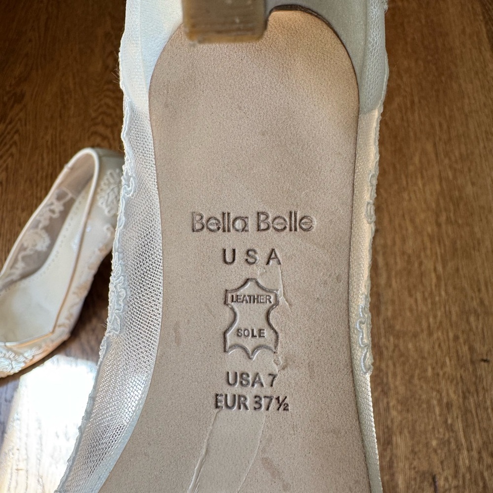 Bella Belle MONICA
Floral Lace Embroidered Ivory Bridal Kitten Heels Size 7 - Picture 12 of 14